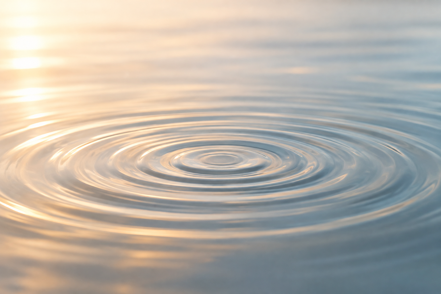 Onde concentriche sull’acqua che si espandono da un unico centro
